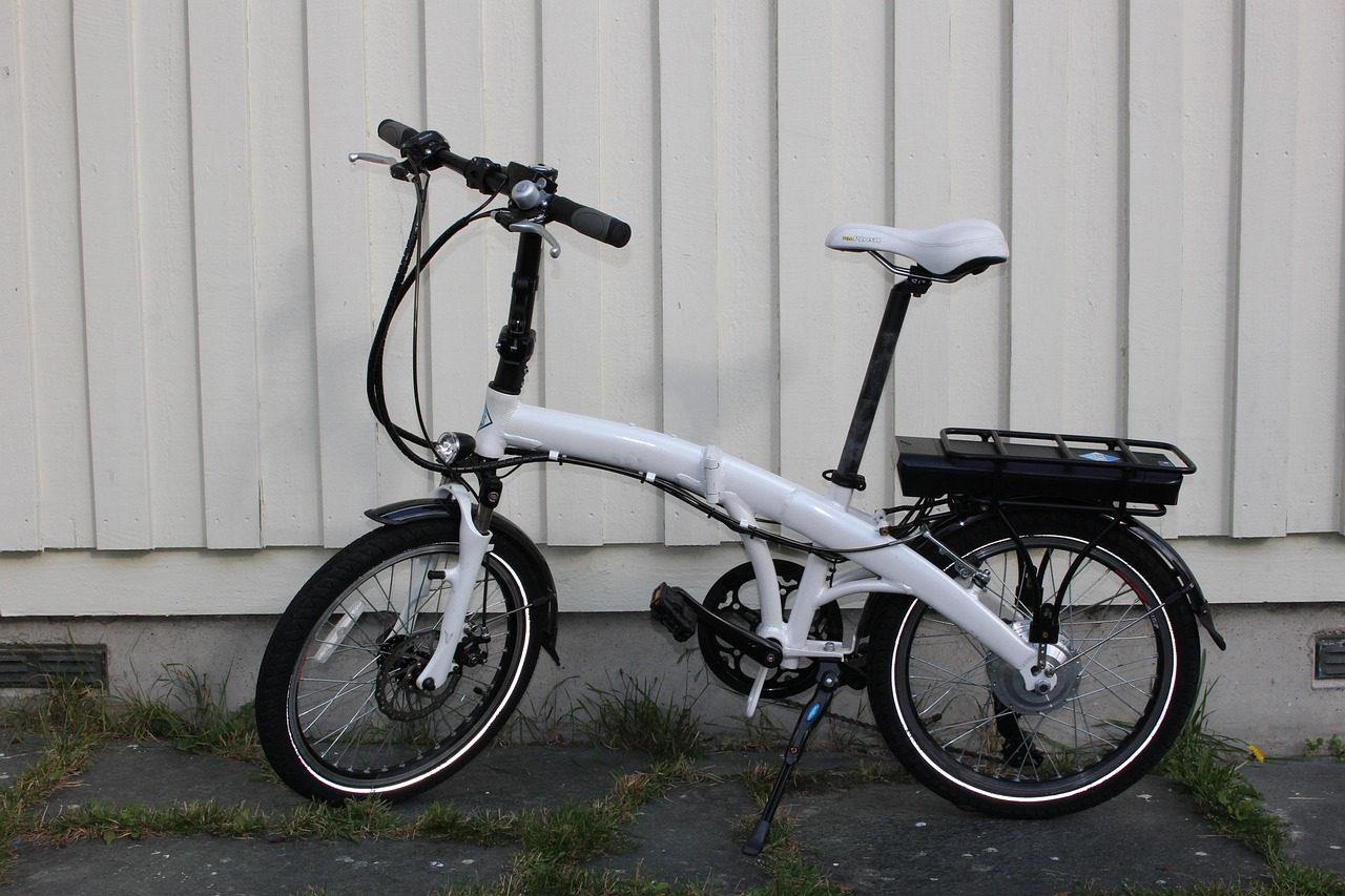 Akıllı şarj istasyonunda şarj olan elektrikli scooter